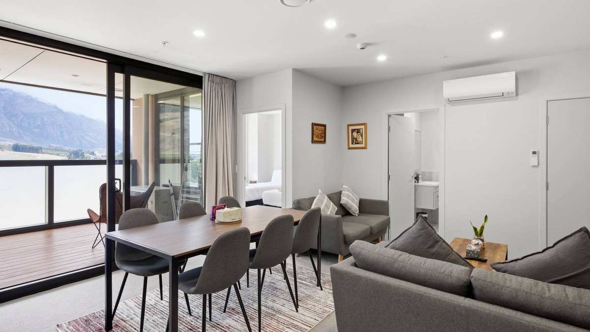 Frankton Apartment | Mountain Ash View - Remarkable Apartment