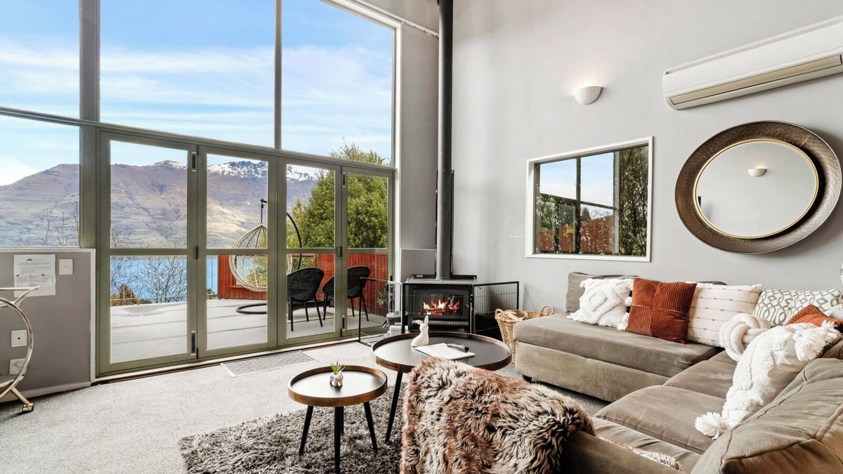 Fernhill House | Mountain, lake, sun and this sensational home
