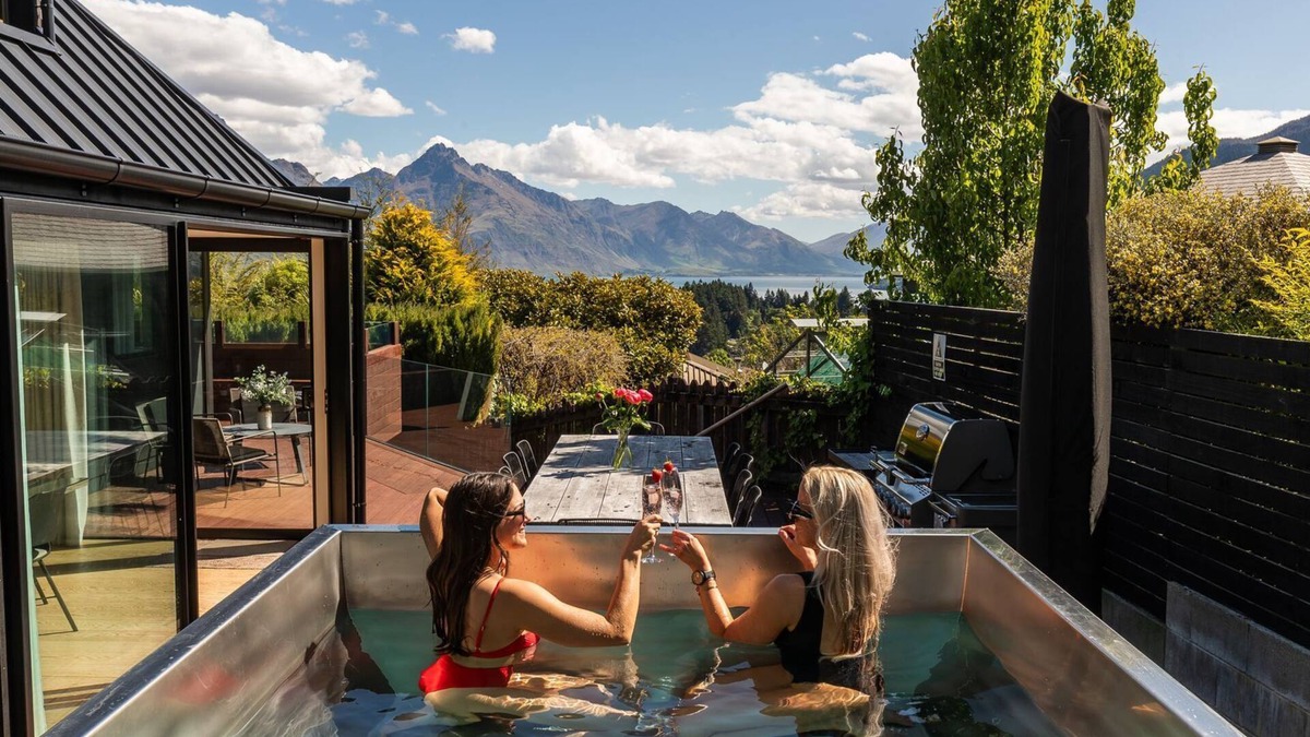 Queenstown House | Mountain Utopia | Entertainers Haven | Spacious with Mountain Lake Views