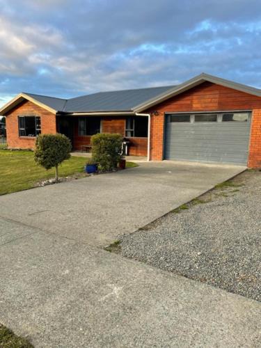 Te Anau House | Mountain View Family Home