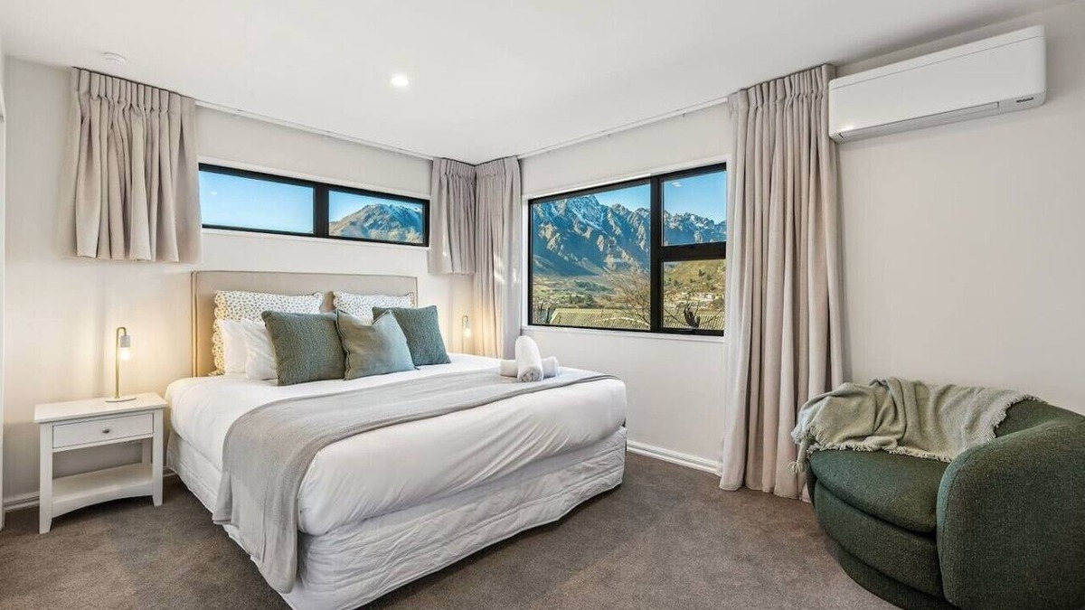 Frankton House | Mountain View Marina with Remarkables Backdrop