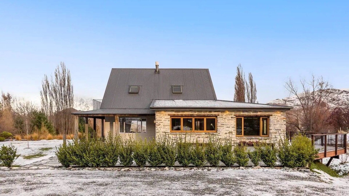 Dalefield House | Mountain View Villa - Rural Retreat (Hot Tub, Tennis, Petanque, Putting Green)