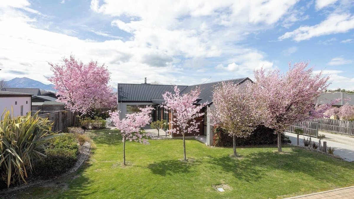 Wanaka House | Mountain views in Meadowstone