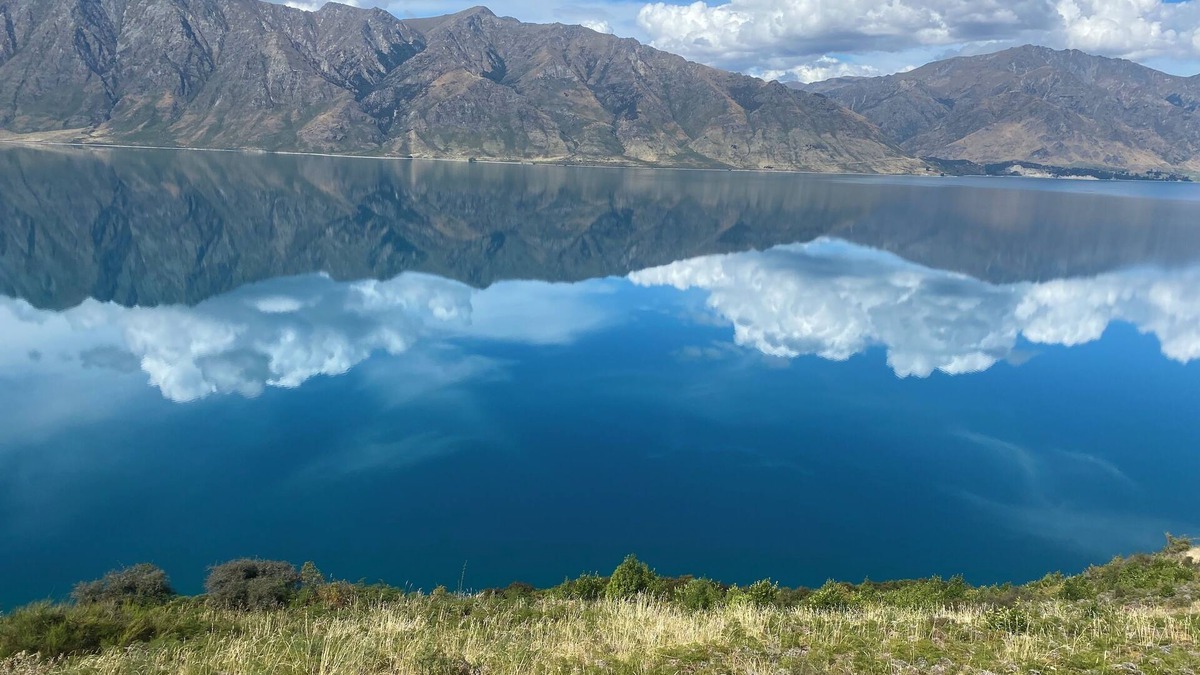 Lake Hawea House | Mountain views - Lakeside Living