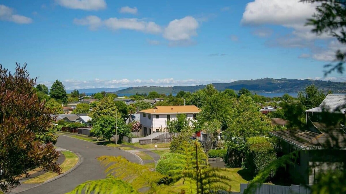 Richmond Heights House | Mountain Views - Stay 3 nights pay for 2