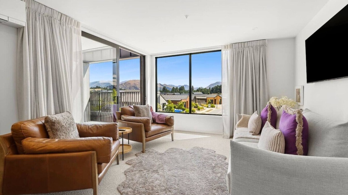 Wanaka House | Mountainview Escape | Stylish, BBQ, and Parking