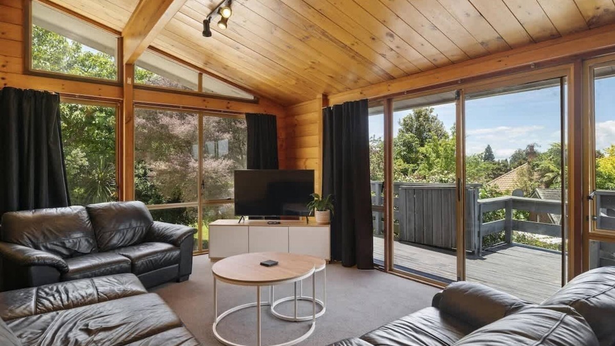 Springfield House | MTB Retreat - Redwoods Trails, Spa, Sleeps 10