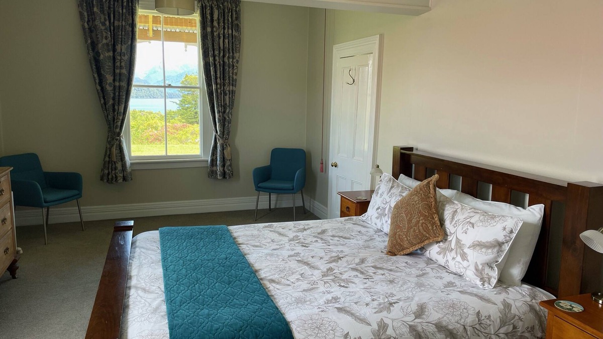 Manapouri Bed & Breakfast | Murrell's Grand View House