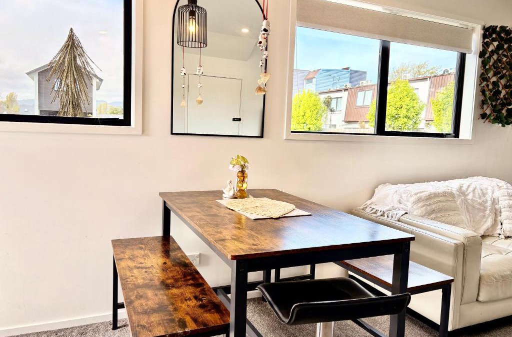 Addington Apartment | Near Stadium and railway station 3 beds 1 bath townhouse with Car Park onsite