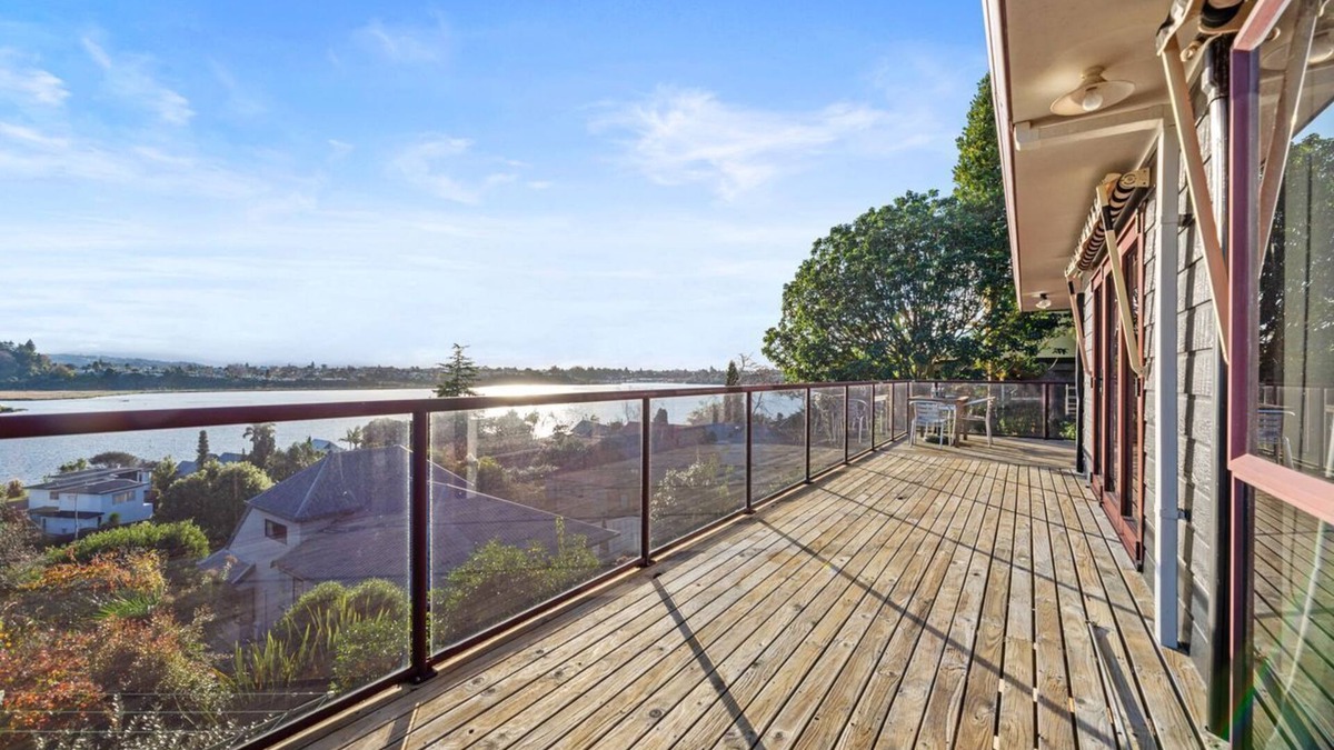 Tauranga House | Nestled in a prime Tauranga location with stunning harbour views and sunsets.