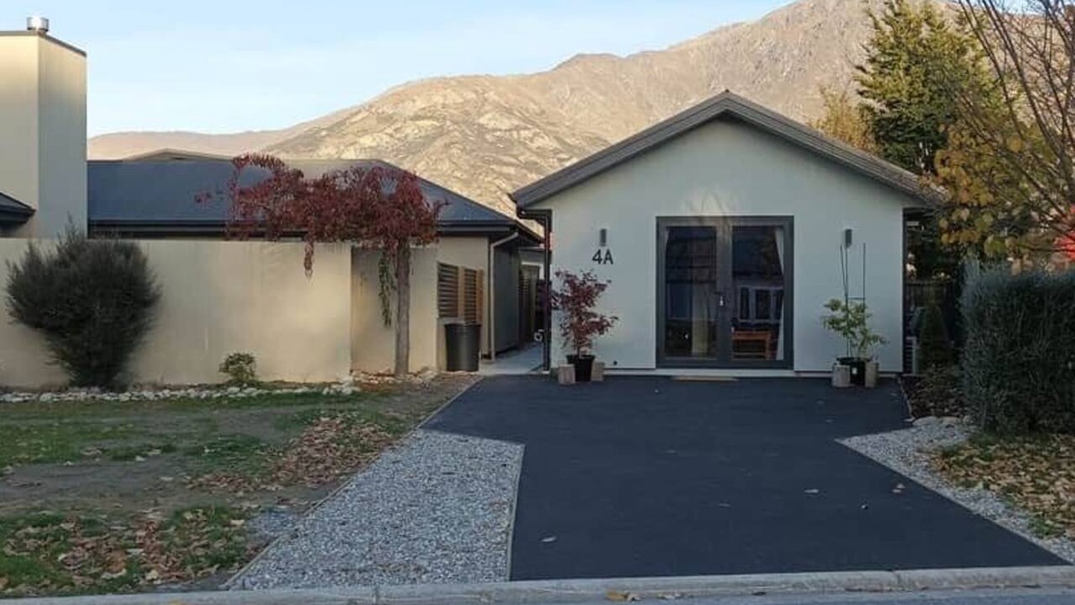 Lake Hayes House | New 2 bedroom Holiday home with over 50 amenities