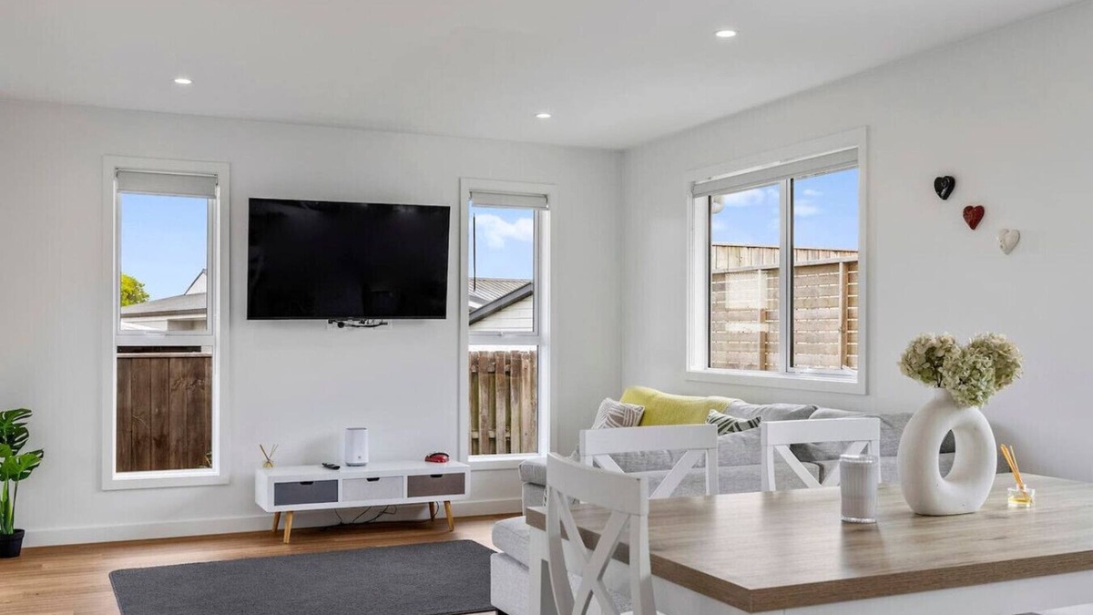 Richmond Heights House | New and Bright Two Mile Escape - a Gem with short stroll to Lake