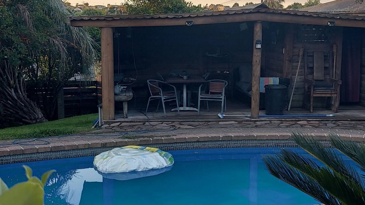 Tauranga Cabin | New "Little White Cabin" 2 single beds, Nice ensuite & shower. Pool & cabana.