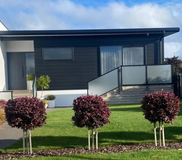Wharewaka Apartment | New, luxurious and a short stroll to the lake
