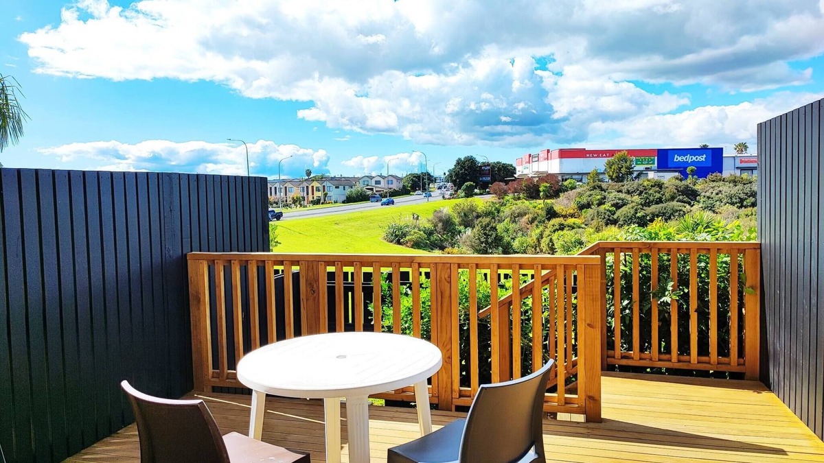 Auckland Apartment | New Townhouse with VIEW - Walking to Botany Center