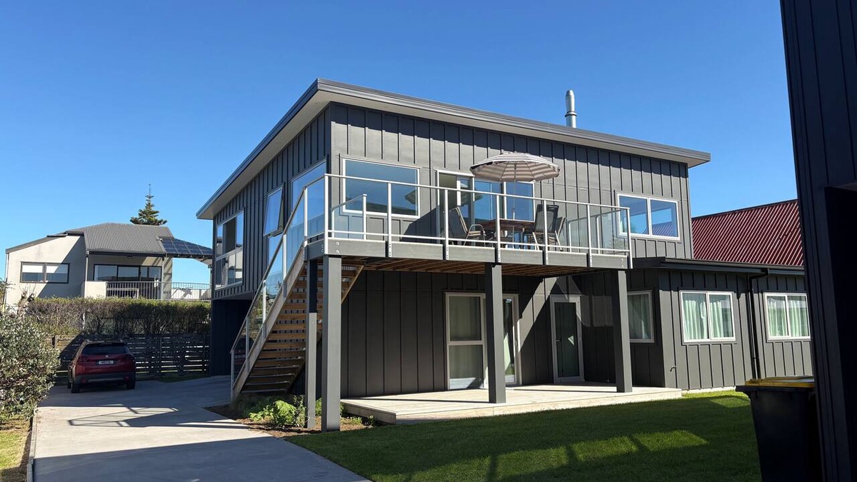 Whangamata House | Newly Built Ocean Road Escape, 2 min walk to Beach, Surf Club & Blackies Cafe