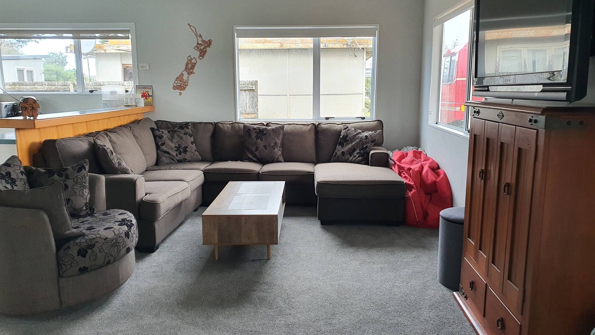 Whangamata House | Nextdoor to Whangamata Workingmans Club and RSA