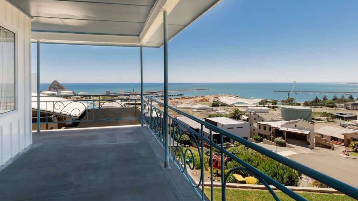 New Plymouth House | Ngamotu Vista: Panoramic Sea and City Views