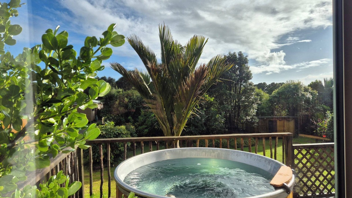 Punakaiki Cottage | Nikauscapes - Hot Tub in Punakaiki village