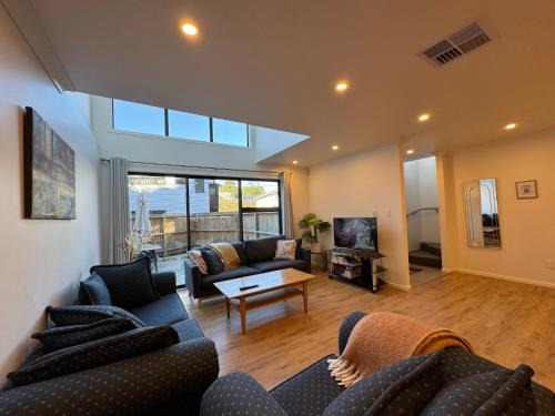 Johnsonville House | NO PARTY ALLOWED, Entire Brand New 3 bedroom townhouse, free unlimited fibre wifi and free parking