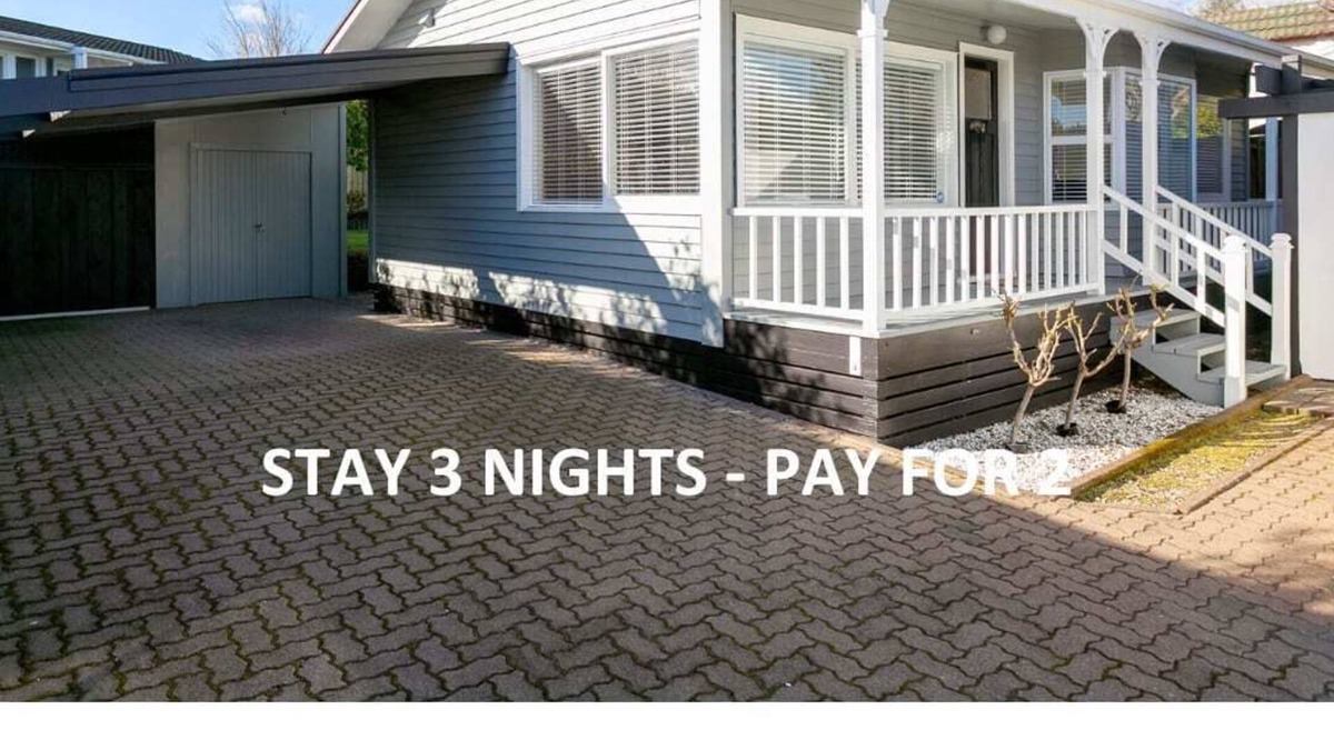 Taupo House | *No Service Fee * Across the Lake - Walk to Town