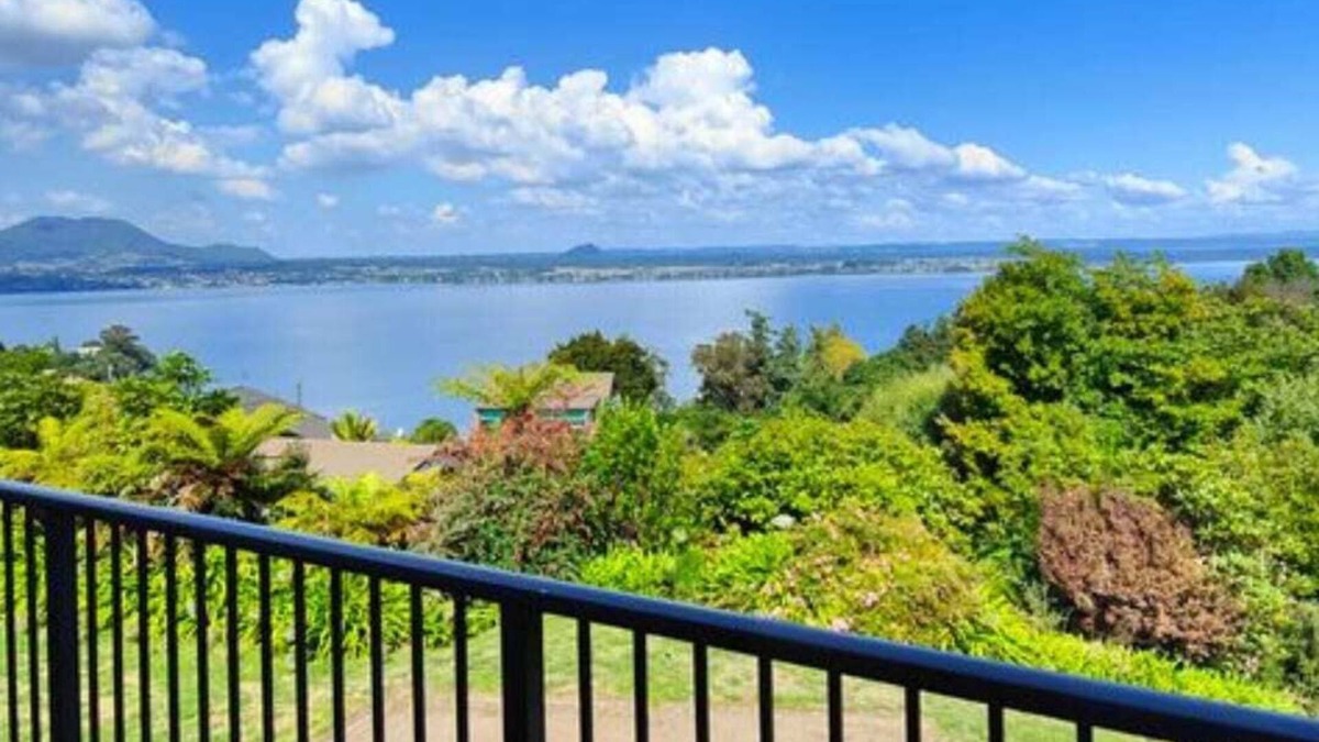 Acacia Bay House | *No Service Fee* Cozy Cabin - Panoramic Lake Views