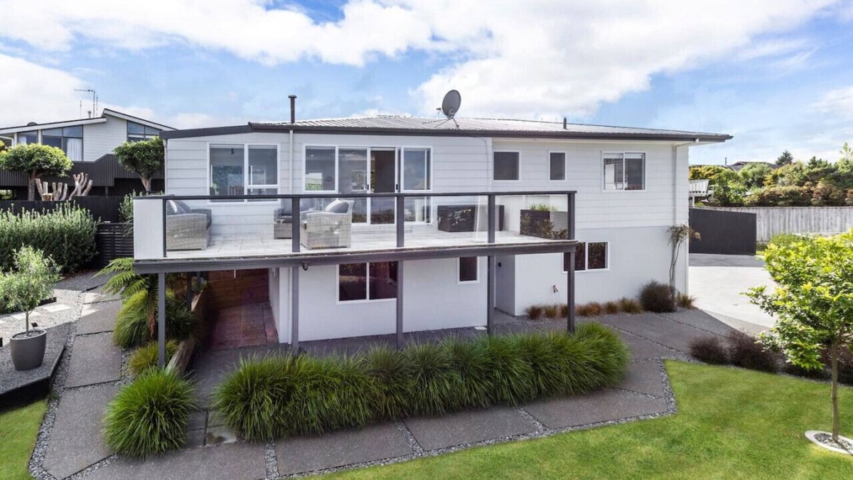Taupo House | Nukuhau Views- Great Lake Views, with Linen & Wi-Fi