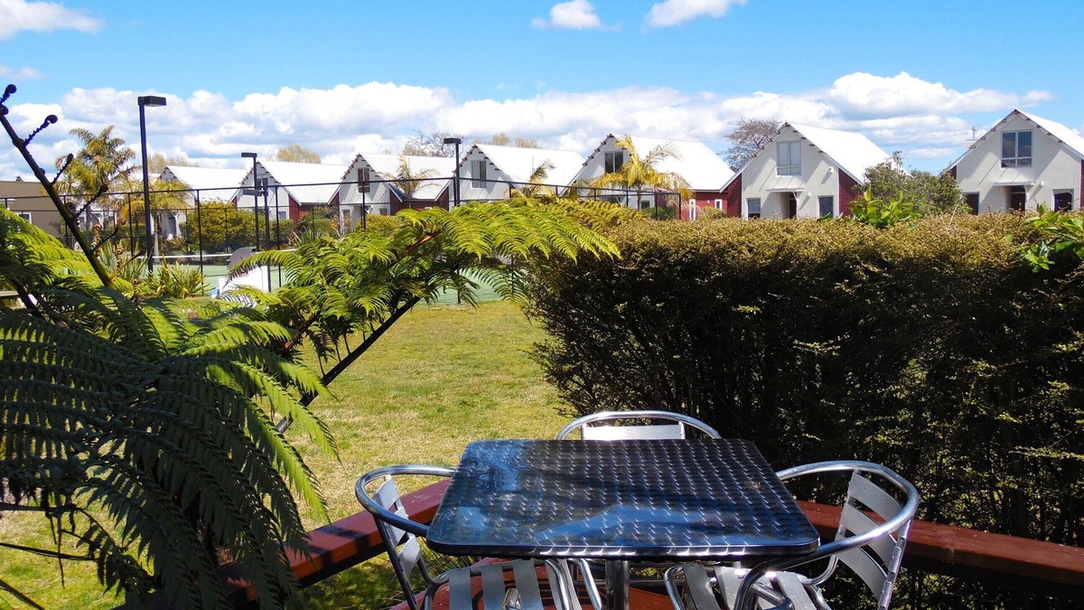Okere Falls Cottage | Oak Lodge - Hamurana