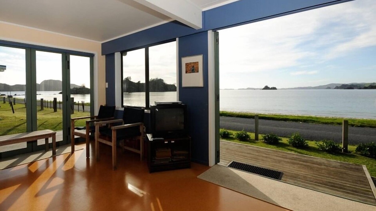 Oakura House | Oakura beachfront, summer Kayaks & Paddleboard, Wifi, Gas fire pit
