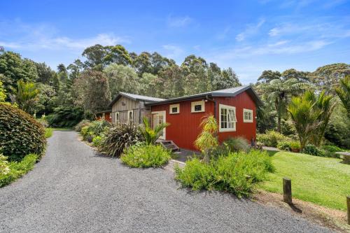 Oakura House | Oakura Pond Cottage - Oakura Holiday Home