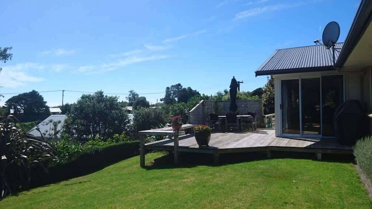 Oakura Villa | Oakura Retreat with Private Deck