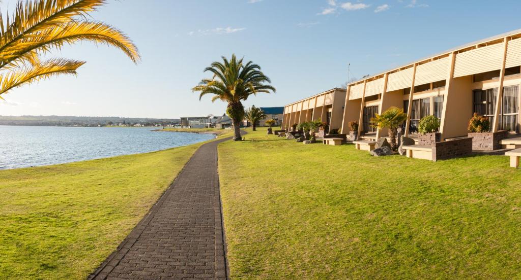 Waipahihi Hotel | Oasis Beach Motel