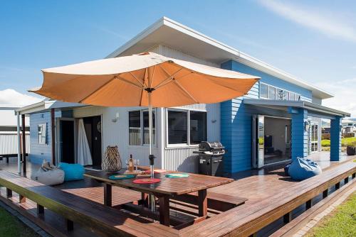 Waihi Beach House | Ocean Blue, sunny beach home close to surf & shops