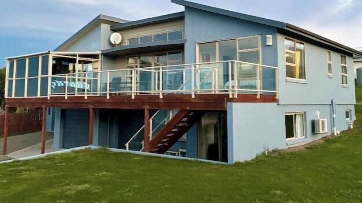 Kakanui Apartment | Ocean View on Semple, Your Coastal Haven Retreat. Relax in seaside charm!