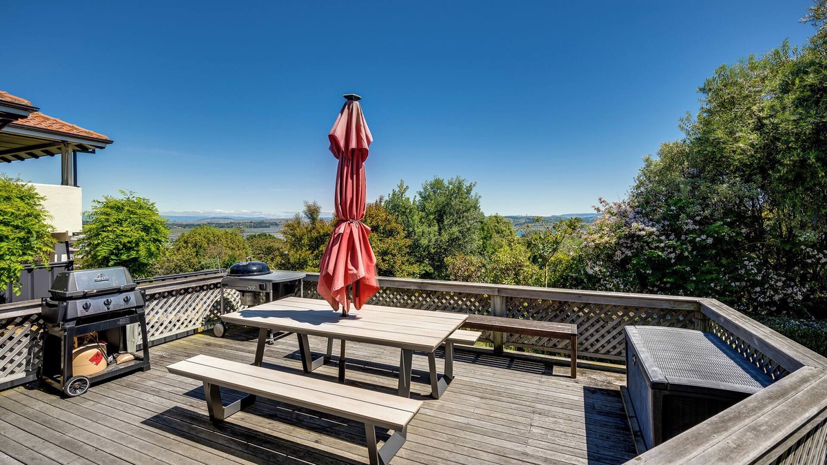 Ahuriri House | Ocean Vista - Napier Holiday Home