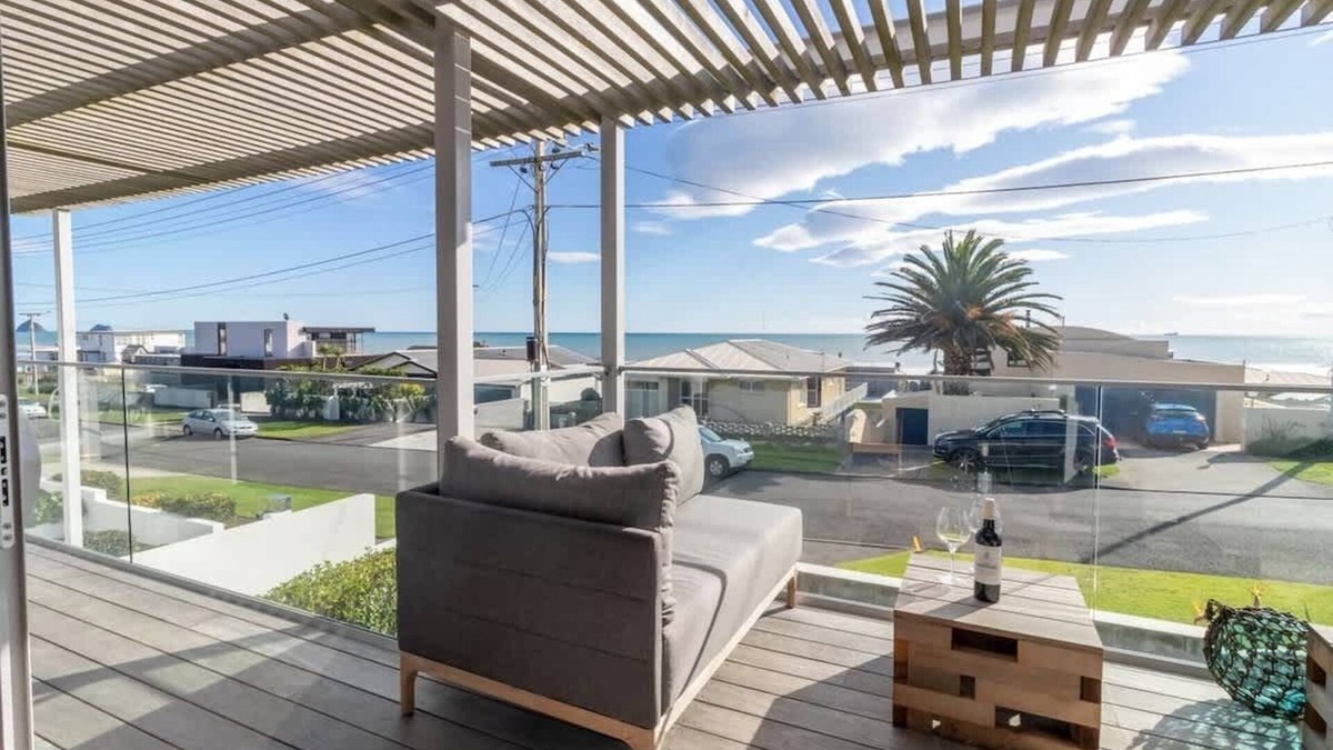 Rewa House | Oceanfront Home Near Fitzroy Beach