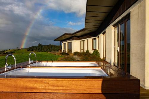 Off Grid Luxury- Soak In The View! 【Mangapai, New Zealand】 | BachRentals™