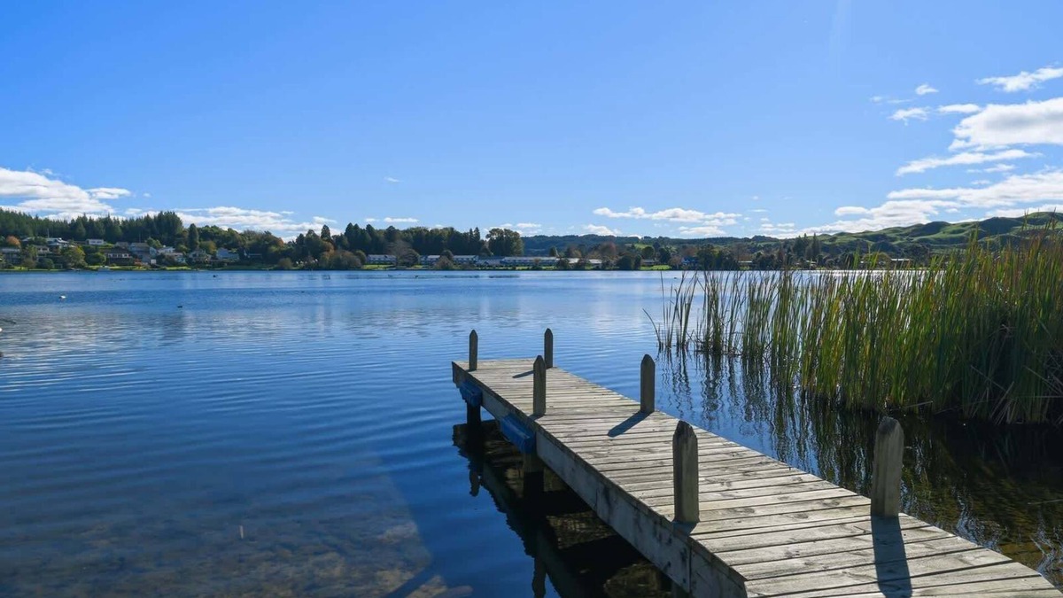 Tikitere House | Okawa Bay Waterfront | Lakefront with Jetty