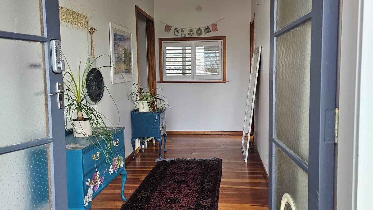 Featherston House | Old-World Villa Charm in the Heart of Featherston 2 Beds Walk to Town