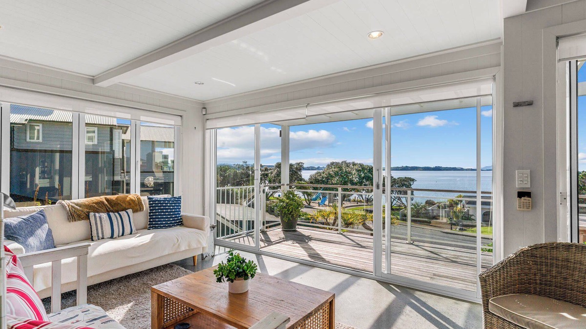 Algies Bay House | Oli Kai - Algies Bay Holiday Home