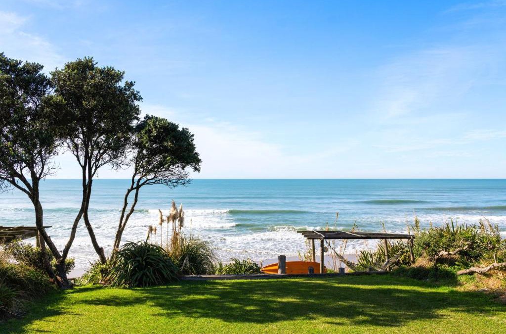 Wainui House | On the Dunes - Beachfront Kiwi bach