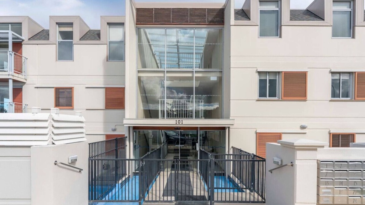 Taupo Apartment | On the Edge of Town Apartment-communal pool, close to lake edge
