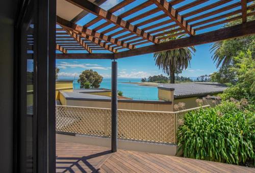 Britannia Heights House | On The Rocks