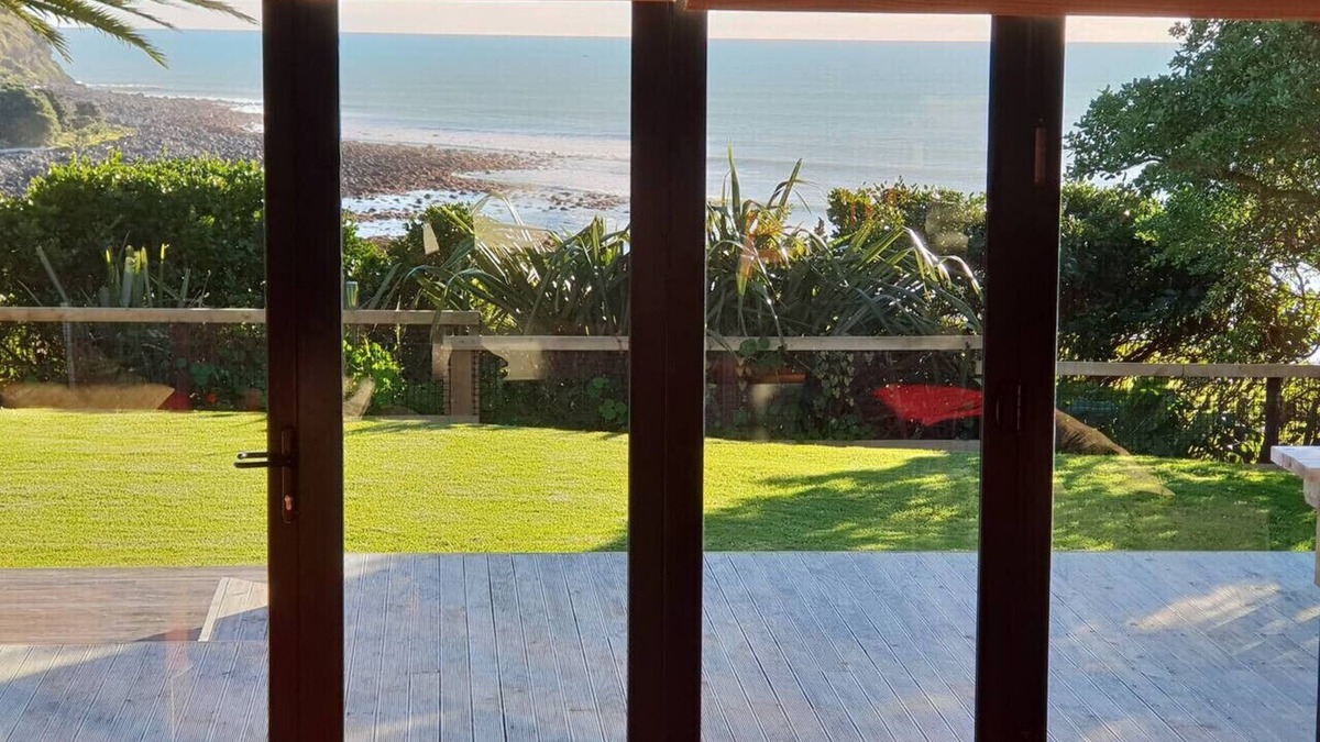 Raglan House | ON THE ROCKS, Whale Bay