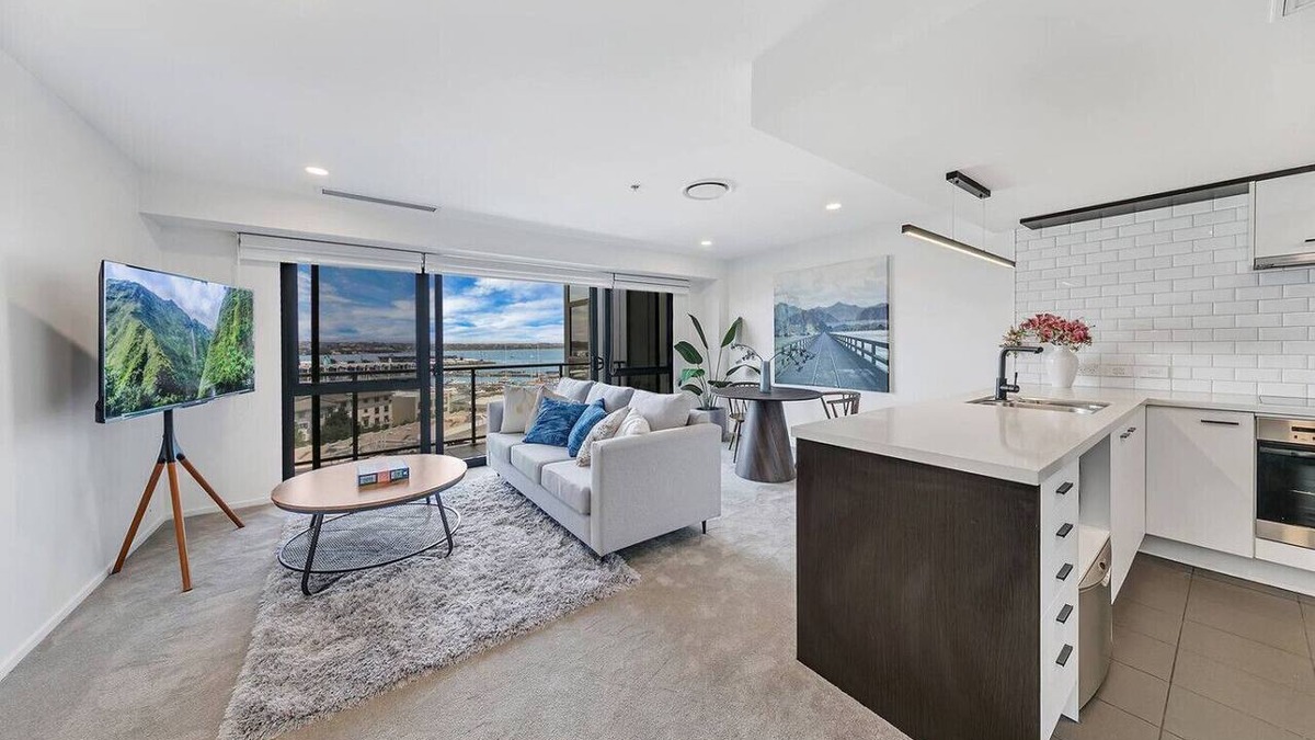 Auckland Central Business District Apartment | One Bed Harbour Views, Pool & Parking on Hobson St
