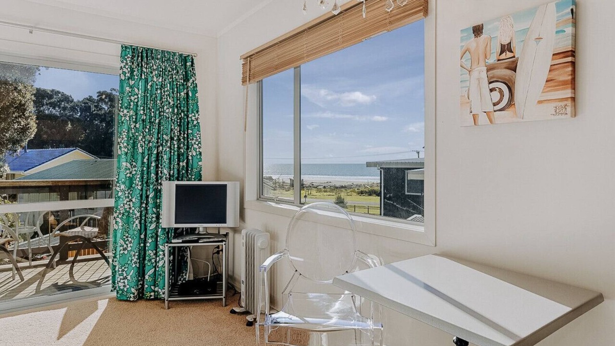 Waiotahi House | One bedroom studio with kitchenette and sea views