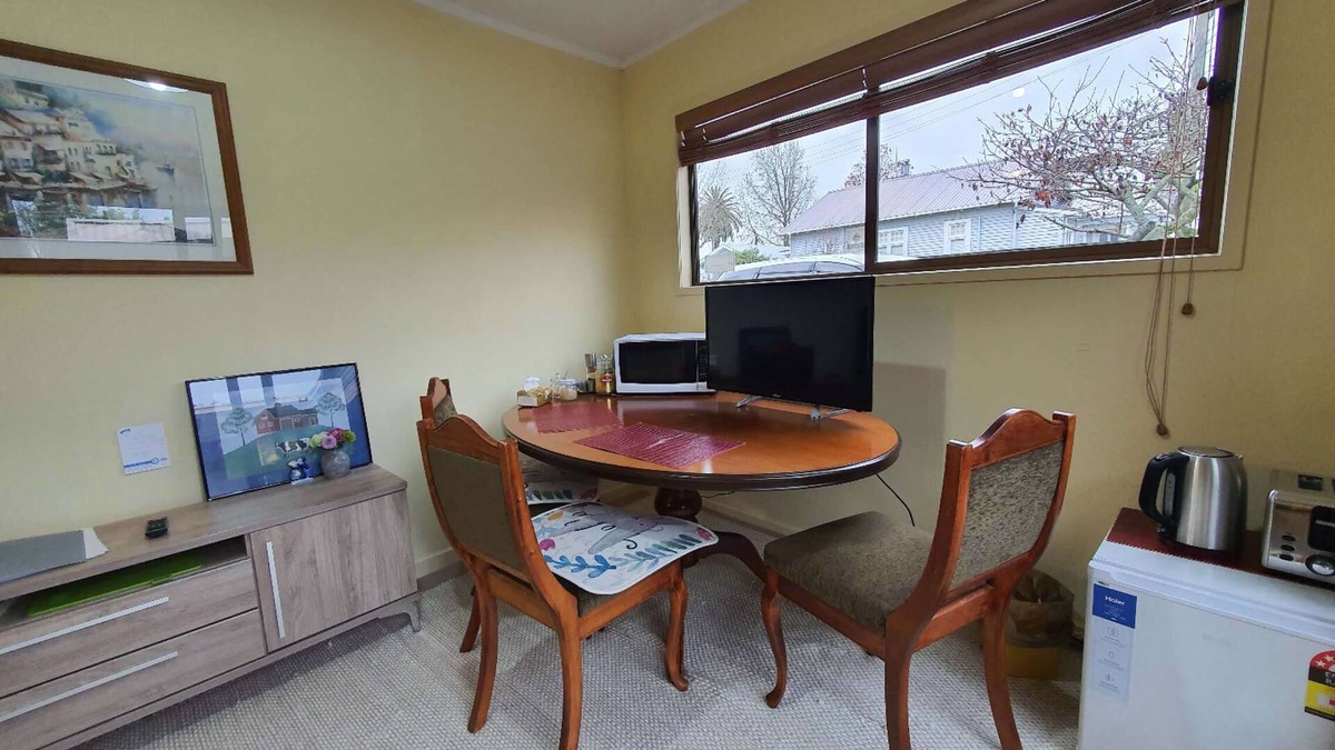 Hamilton House | One Bedroom Unit Close to Claudeland Park