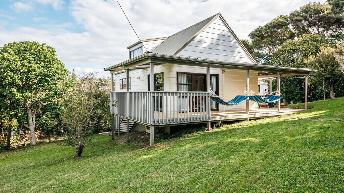 Oneroa Cottage | Oneroa Oasis - Oneroa Holiday Home