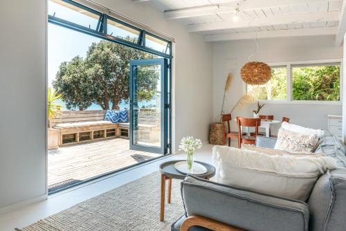 Onetangi House | Onetangi Waterfront Bach - Coast & Country