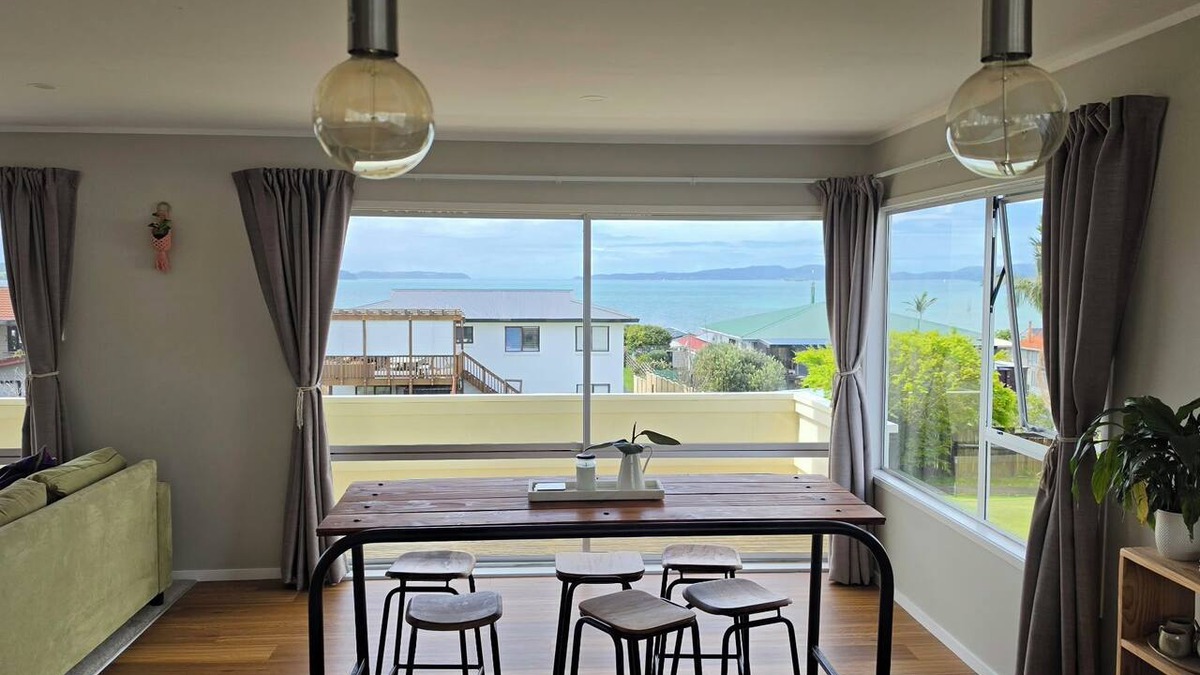 Snells Beach House | Original New Zealand Beach Bach, minutes from the beach and local shops